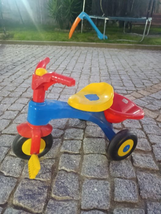 Vendo triciclo em bom estado com pouco uso.