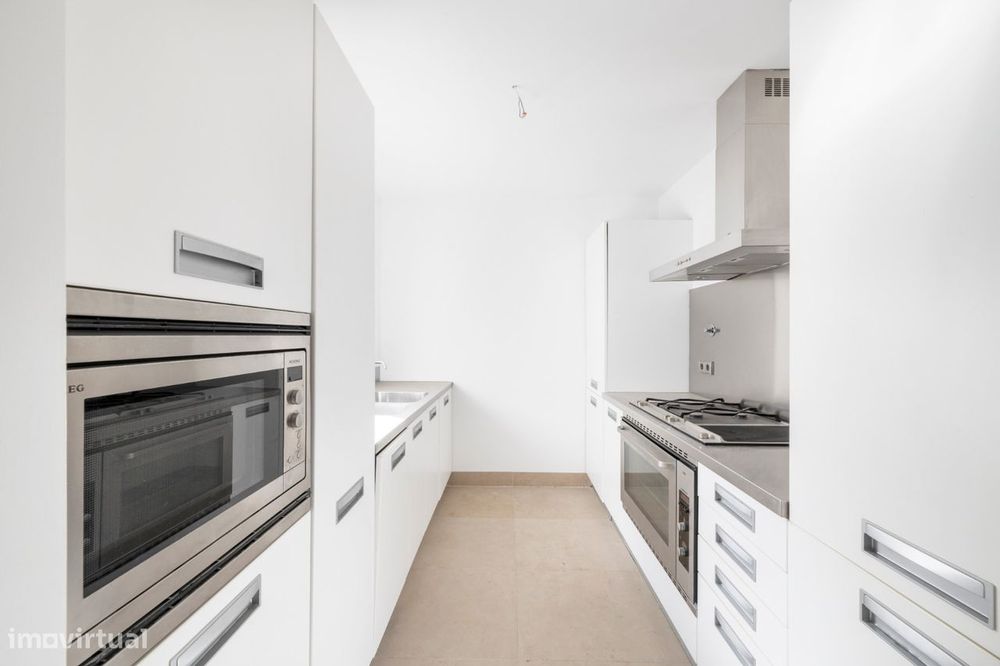 Apartamento no Chiado com 2 salas e 2 quartos e 2 lugares de estaciona