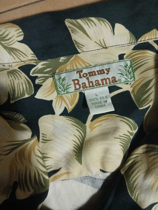 Camisa florida em seda de manga curta, em tons de azul marinho e bege, da Tommy Bahama