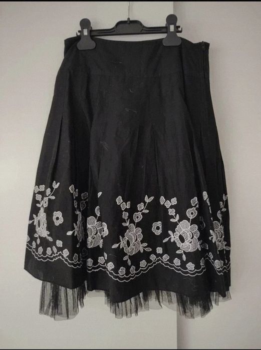 spódnica z kwiatowym haftem z tiulową podszewką