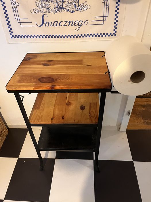 Stolik. Pomocnik z drewnianym blatem
