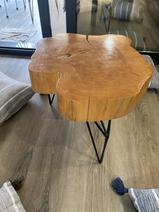 Mesa decorativa em tronco de madeira