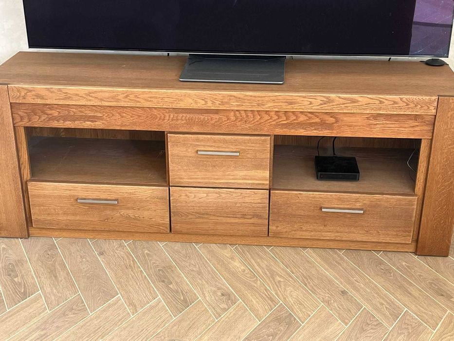 Zestaw drewnianych mebli do salonu