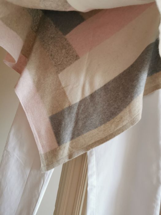 Pastelowe ponczo Black Story – wełna & kaszmir – One Size (do L)