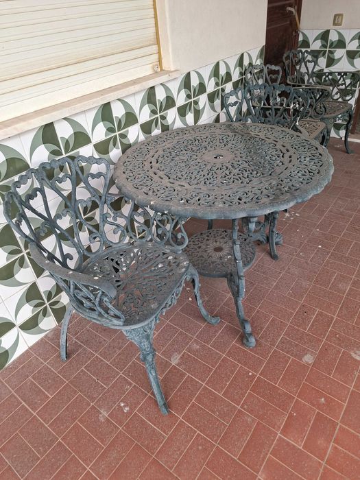 Mesa e Cadeiras de Jardim