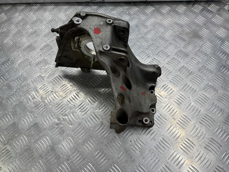 Кронштейн топливного насоса ТНВД Opel Zafira B Astra H Vectra C 55187918