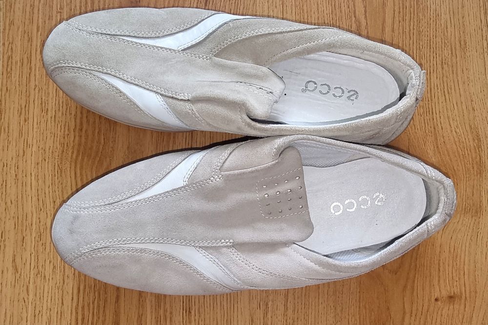 Buty wsuwane zamszowe marki Ecco