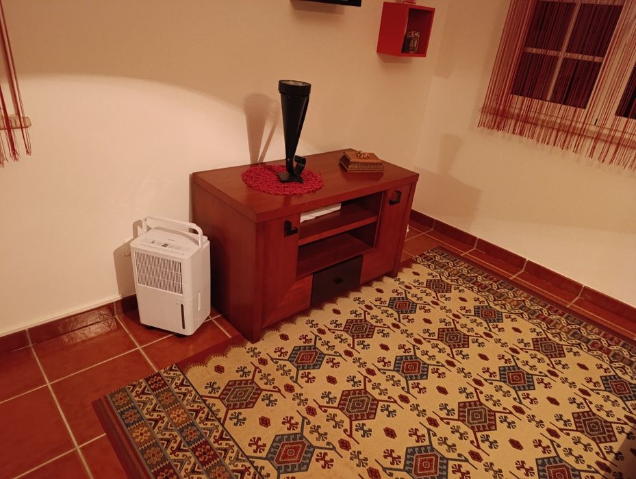 Cama individual em excelente estado com mesa cabeceira móvel tv .