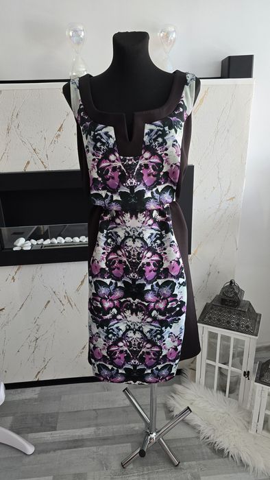 Czarna elegancka sukienka modelowana kwiaty fioletowe XXXL