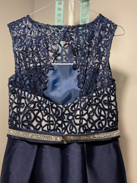 Vestido de festa Betzzia azul escuro com renda e lantejoulas