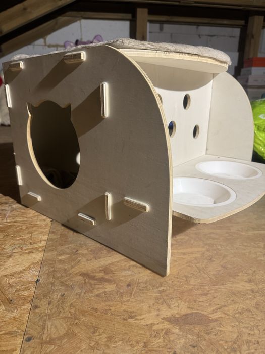 Stylowy jasny domek dla kota duży drewniany z miseczkami