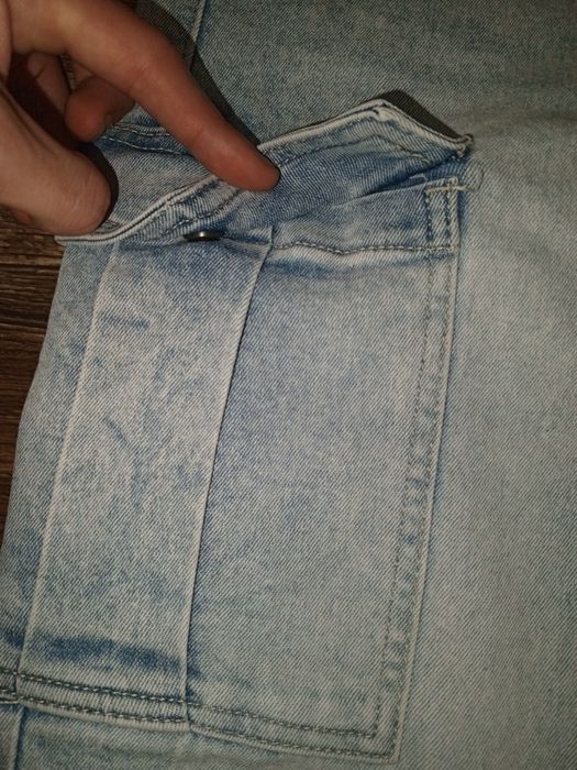 Мужские голубые джинсы