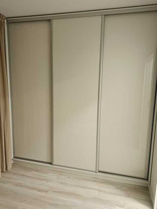 Biała szafa przesuwna