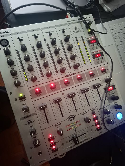 Mesa de mistura Behringer djx700
