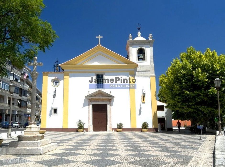 Land for construction of 7 residential units and 2 shops. Lisbon, Loures, Cam...