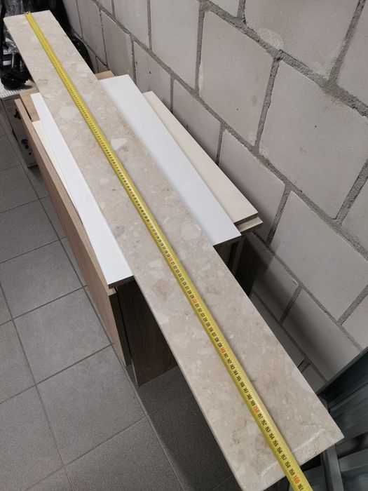 Zdemontowany parapet 159 x 17 cm