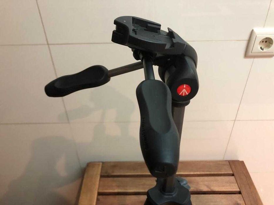 Tripé Manfrotto Compact Advanced e suporte flash holof