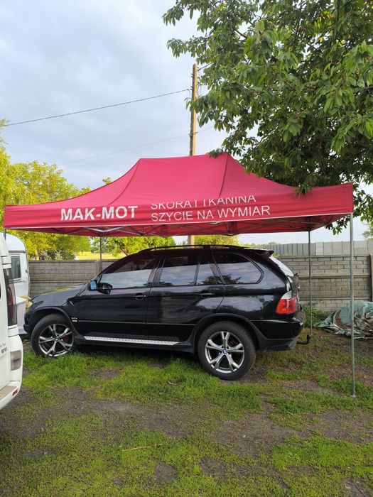 Namiot handlowy i ogród.