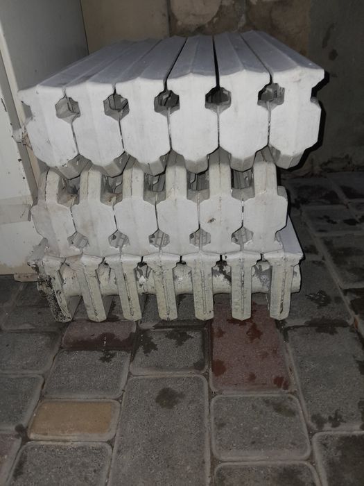 Продам чугуніе радияторі Чехія 2 по 6 1 по 7 19 секцій по 400 г за сек