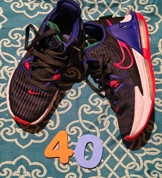 Buty do koszykówki Nike LeBron Witness VI USA roz. 40,5