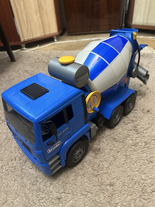 Бетономешалка Bruder MAN TGA з іграшковими каменями