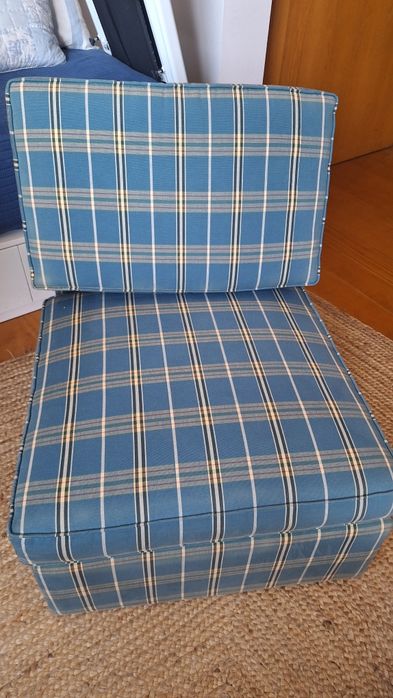Sofá individual, forrado a tecido xadrez azul e amarelo