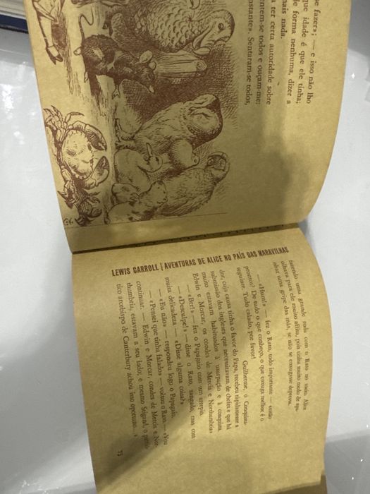 Livro Alice no pais das maravilhas, não é infantil