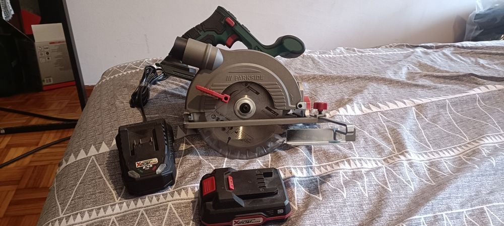 Serra circular com bateria e carregador