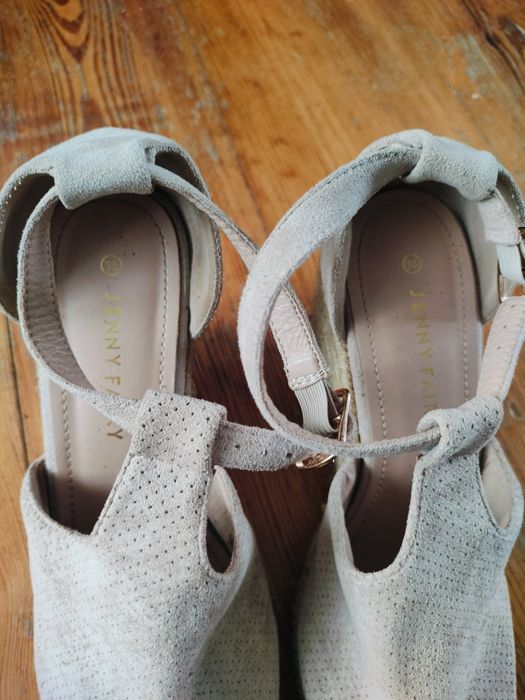 Beżowe buty na platformie