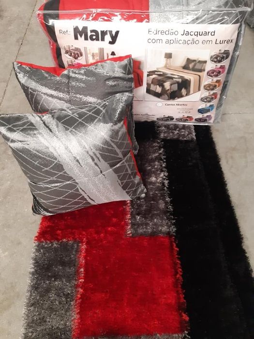 Vendo Edredon casal 2.50x2.60m com 2 almofadas mais 3 tapetes