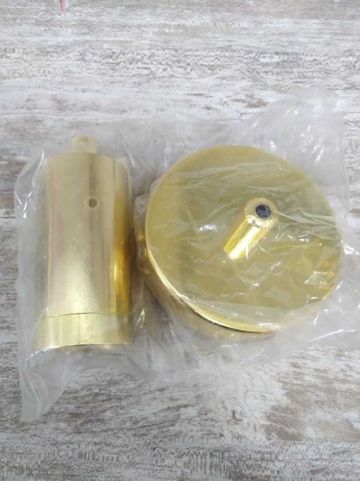 Casquilho e florão em metal dourado