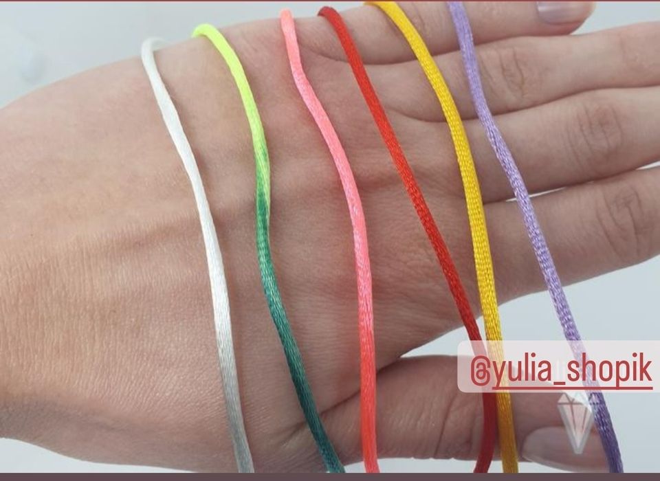 Шовковий, вощений шнурок зі срібним замком та шкіряний шнурок