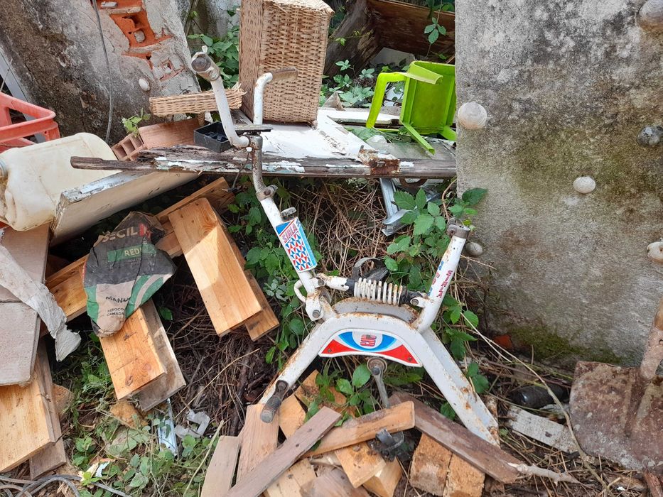 Demolicao, Recolha e limpeza de entulho e lixo de obras armazens etc