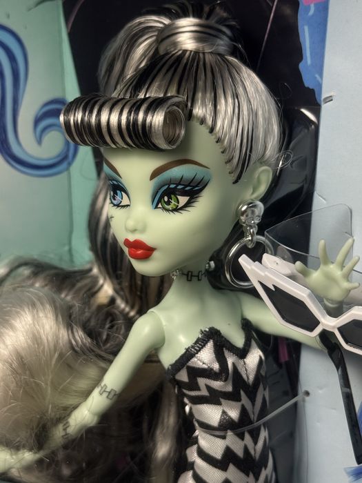 Френкі Штейн Барбі Monster High Skullector Frankie Stein x Barbie