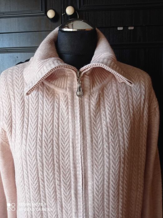 Ładny beżowy, duży, rozpinany damski sweterek z długim rękawem. M/L