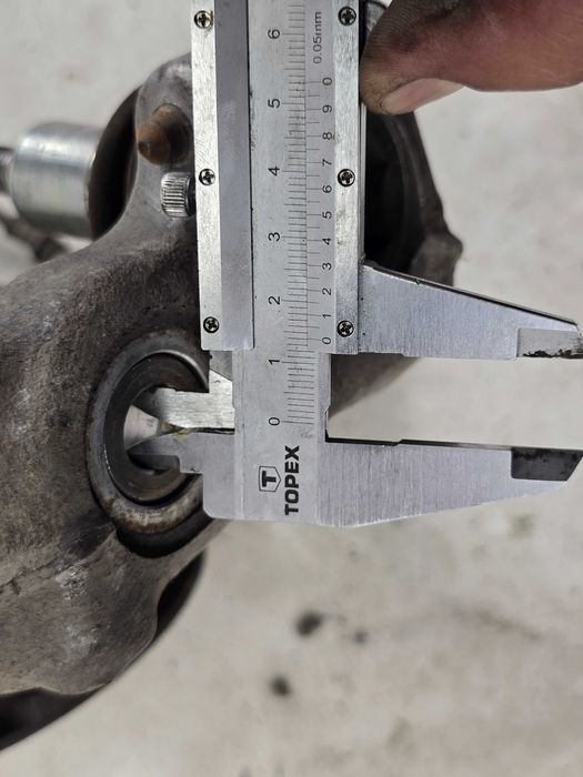 AUDI A4 B8 A5 8T PRZED LIFT 07-11 Zwrotnica lewa przód przednia 8K0407257G
