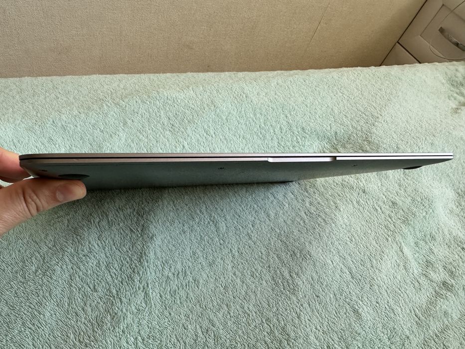 Macbook Air 13 Retina дисплей (2019 год, а1932) идеал