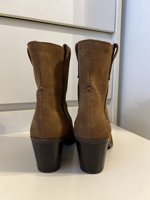 Brązowe skórzane kowbojki Stradivarius zamszowe botki