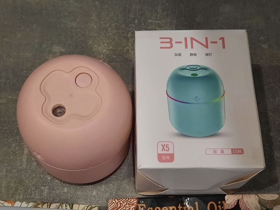 Зволожувач повітря і два набори ефірних олій