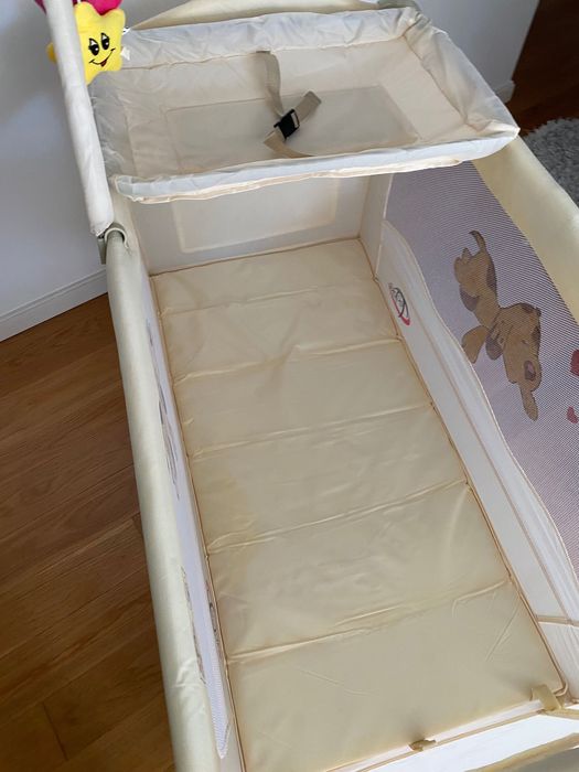 Berço de viagem amarelo claro