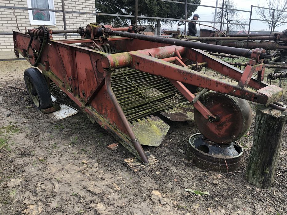 Продаєця картопле копалка