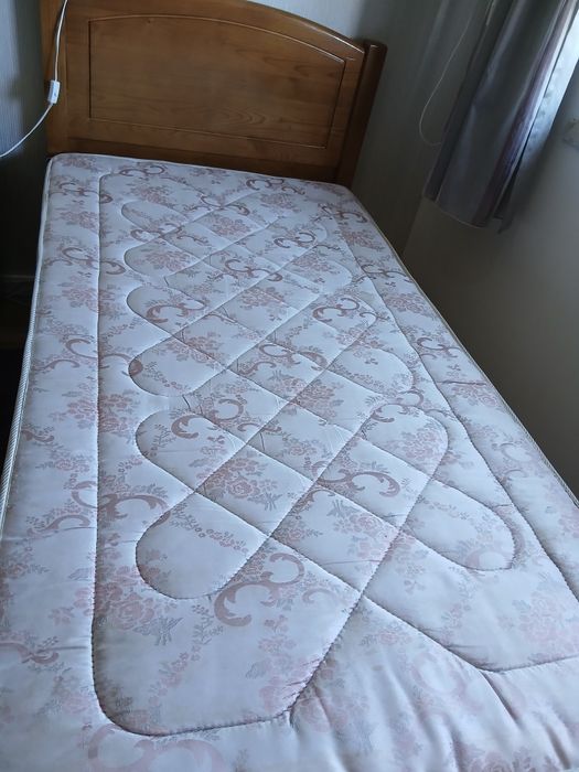 Cama com colchão 100x200cm