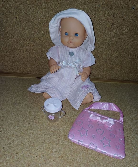 Boneca com roupas e acessórios