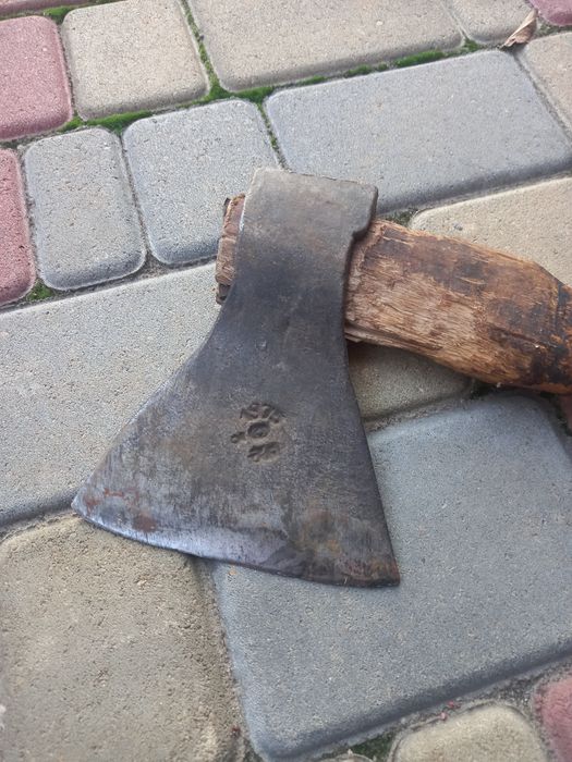 Топоры -  разные.