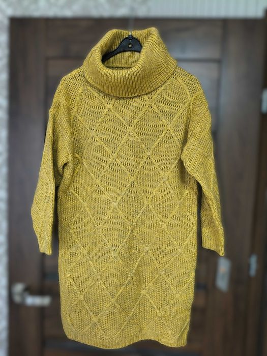 Nowy, długi jasnomiodowy golf