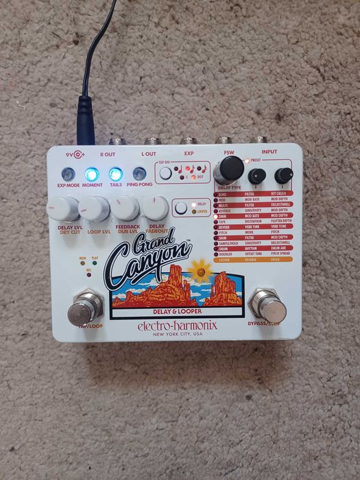 Pedal Delay/Looper Grand Cayon EHX  na caixa e com fonte alimentação