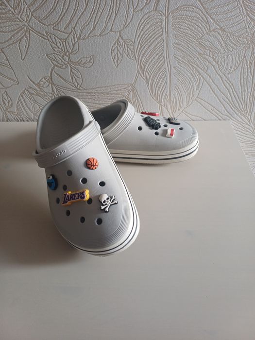 Buty Crocs 41 z przypinkami
