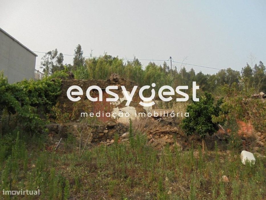 Moradia em ruínas a pouca distância da praia fluvial de Aldeia do Mato