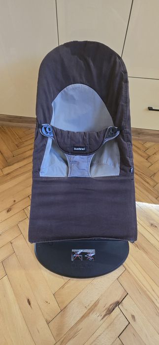 Leżaczek / bujaczek BabyBjörn + pałąk z zabawkami GRATIS