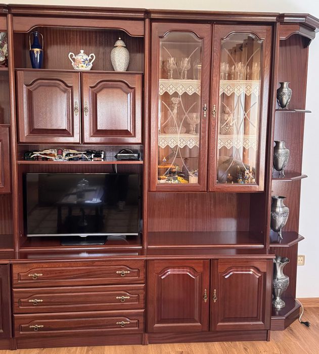 Móvel de sala de estar com cristaleira